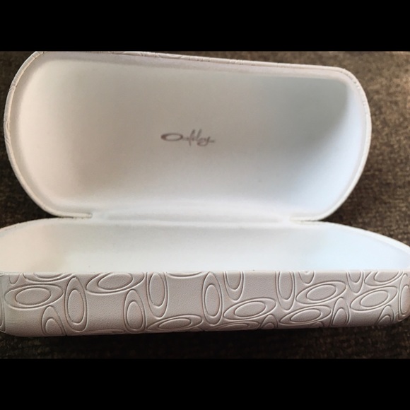 Oakley - Picture 2 of 3